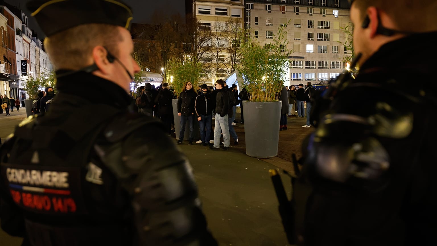 Un rassemblement en hommage à Quentin est encadré par la police, Lille, le 18 février 2026.