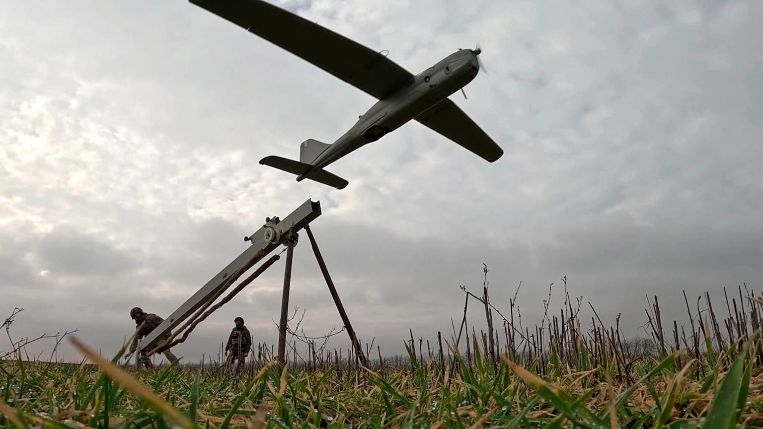 Российские солдаты запускают дрон-разведчик
