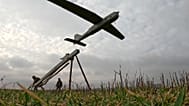 Российские солдаты запускают дрон-разведчик