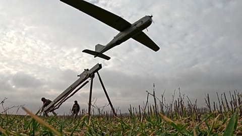 Российские солдаты запускают дрон-разведчик