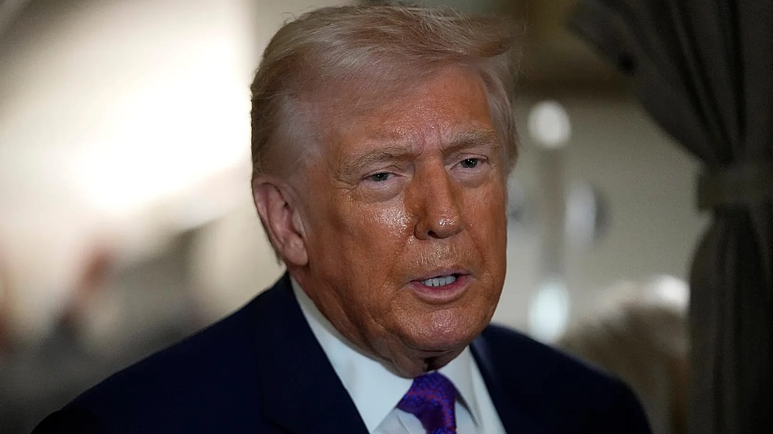 Başkan Donald Trump, 19 Şubat 2026 Perşembe günü Maryland, Joint Base Andrews'te, kalkıştan kısa bir süre önce Air Force One uçağında gazetecilere açıklama yaptı.