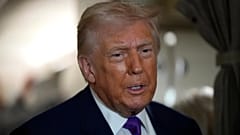 Başkan Donald Trump, 19 Şubat 2026 Perşembe günü Maryland, Joint Base Andrews'te, kalkıştan kısa bir süre önce Air Force One uçağında gazetecilere açıklama yaptı.