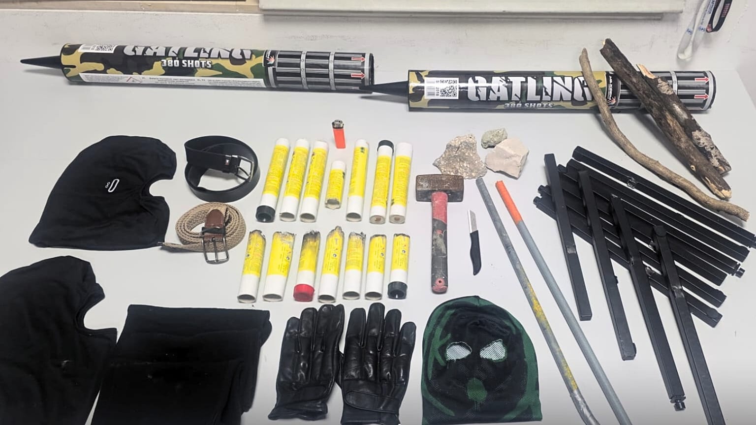 Material apreendido em operação da PSP para travar violência entre adeptos do Sporting e Benfica antes do dérbi de futsal, 19 de fevereiro de 2026