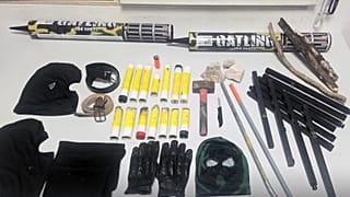 Material apreendido em operação da PSP para travar violência entre adeptos do Sporting e Benfica antes do dérbi de futsal, 19 de fevereiro de 2026