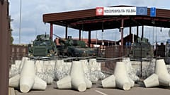 Archivbild: Betonklötze, Stacheldraht und gepanzerte Fahrzeuge an der polnischen Grenze zu Belarus, 15. Oktober 2025