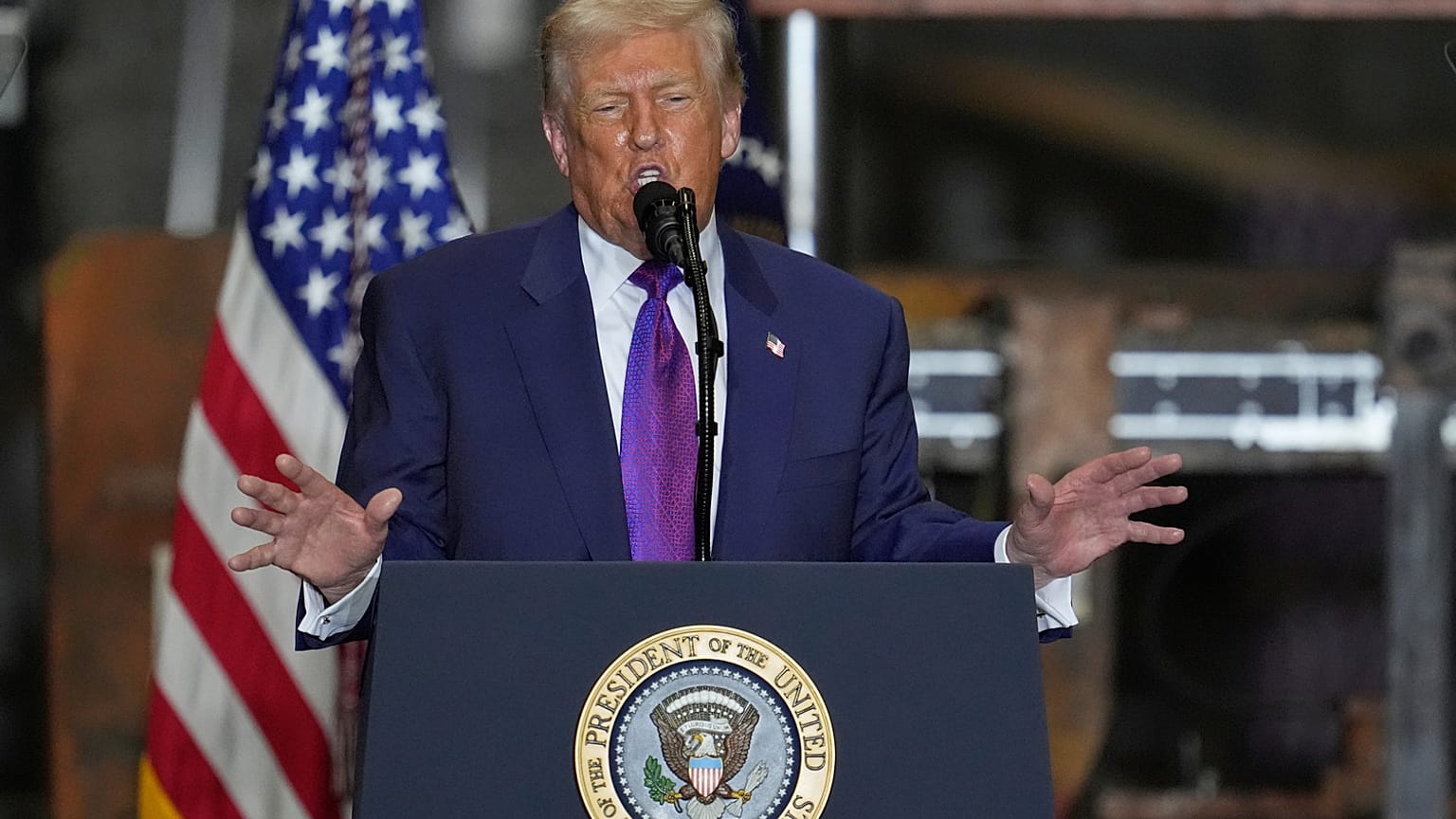 الرئيس دونالد ترامب يلقي كلمة في تجمع انتخابي بشركة Coosa Steel في مدينة روم، جورجيا، يوم الخميس 19 فبراير 2026. (تصوير: وكالة أسوشيتد برس/جورج والكر الرابع)