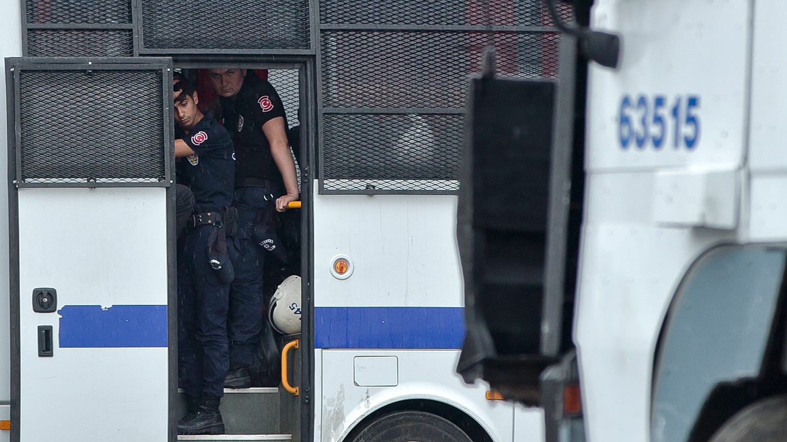 ARŞİV: Türk çevik kuvvet polisleri, 12 Haziran 2013 Çarşamba günü İstanbul, Taksim Meydanı'nda bir otobüsün içinde duruyor.