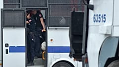 ARŞİV: Türk çevik kuvvet polisleri, 12 Haziran 2013 Çarşamba günü İstanbul, Taksim Meydanı'nda bir otobüsün içinde duruyor.