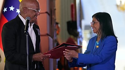 El presidente de la Asamblea Nacional, Jorge Rodríguez, entrega un proyecto de ley de amnistía a su hermana, Delcy Rodríguez, en Caracas, el jueves 19 de febrero de 2026. 