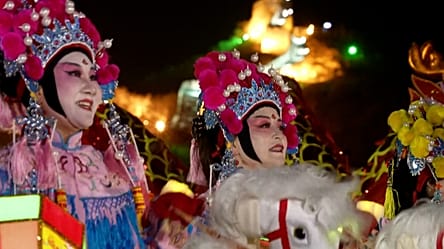 La Chine fête le Nouvel An lunaire avec des danses du lion sur la Grande Muraille