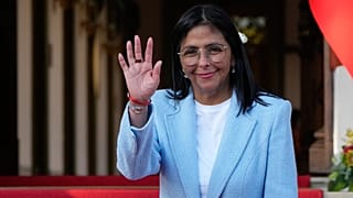 رئيسة فنزويلا المؤقتة ديلسي رودريغيز تلوّح بعد توديها وزير الطاقة الأميركي كريس رايت عقب اجتماعهما في قصر ميرافلوريس في كاراكاس