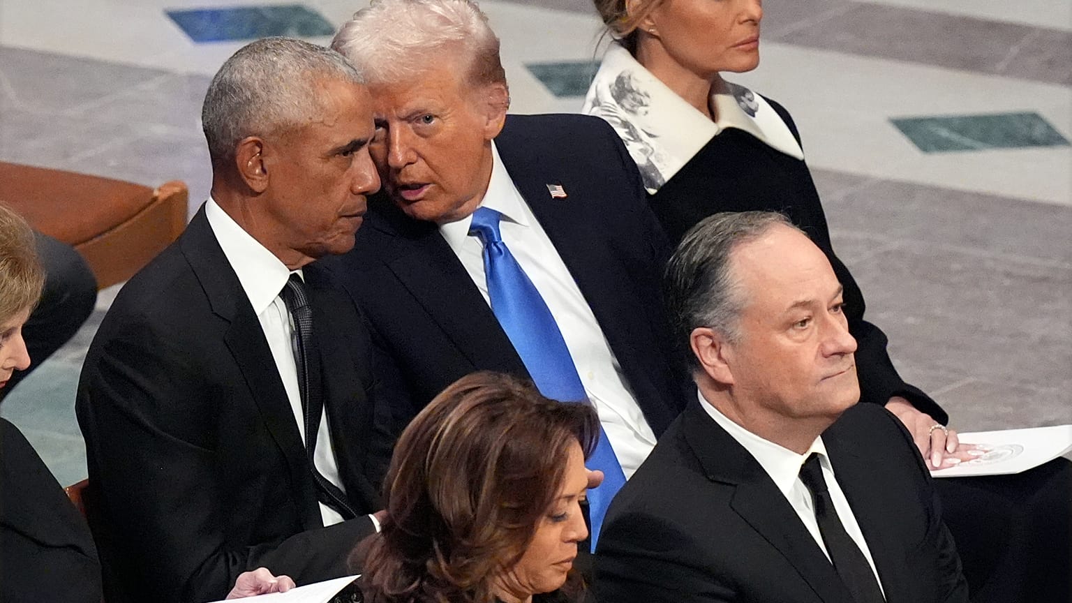 الرئيس السابق باراك أوباما يتحدث مع الرئيس  دونالد ترامب بينما تستمع ميلانيا ترامب