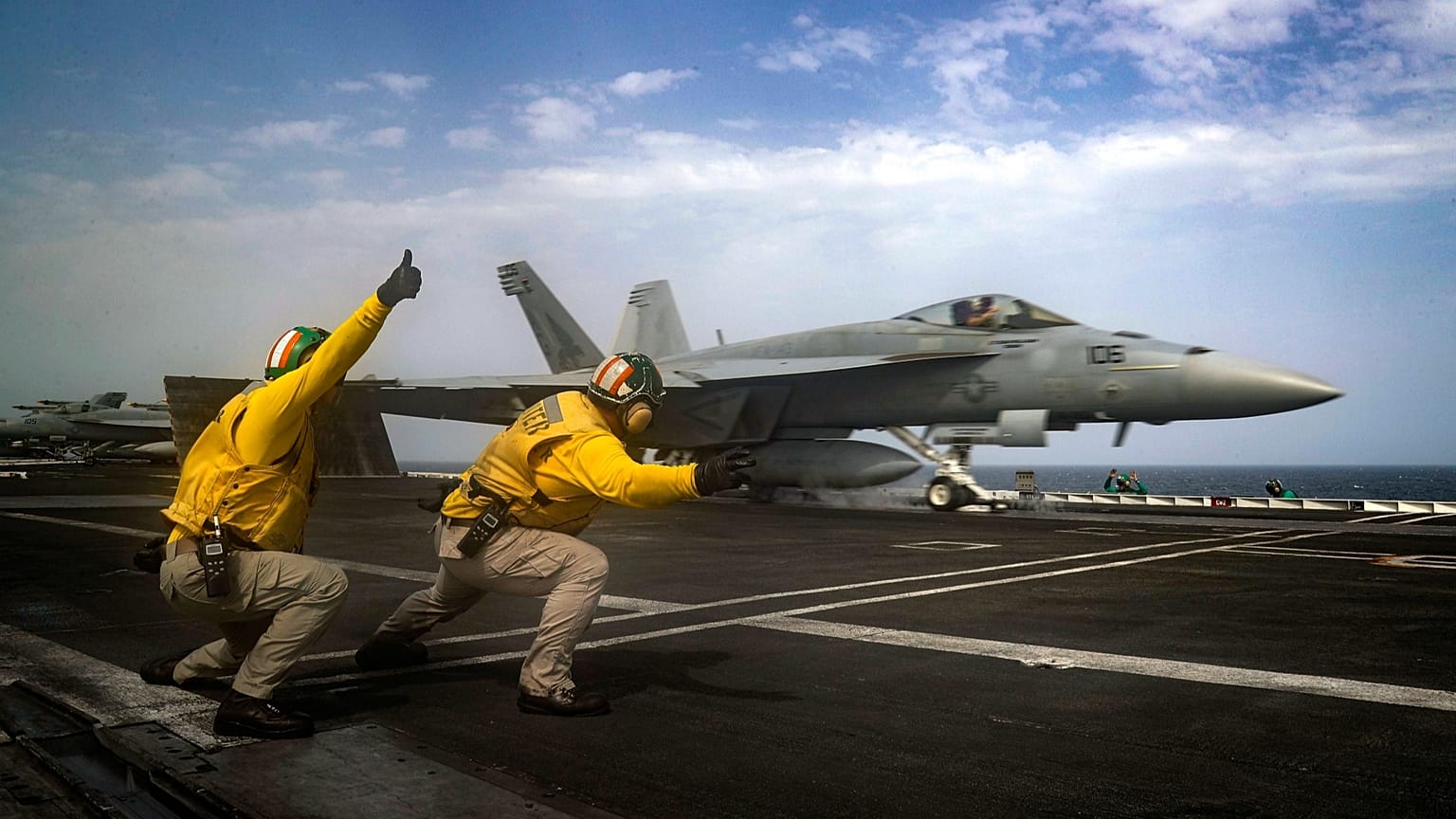 عکس آرشیوی از تیک‌آف جنگنده روی ناو آمریکایی