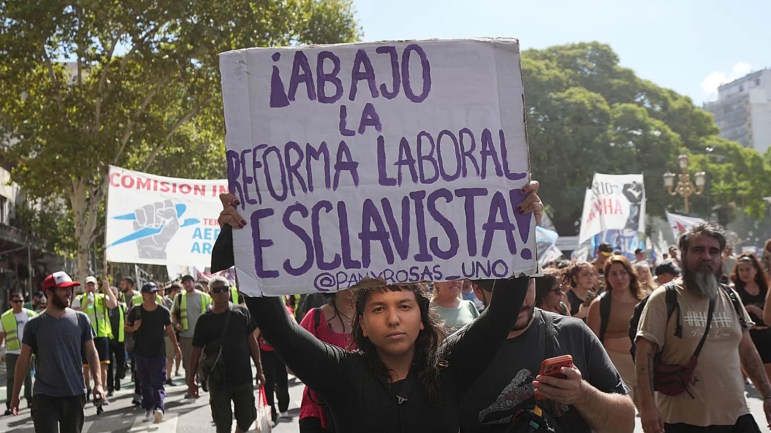 Varios manifestantes protestan contra la reforma laboral ya aprobada en Buenos Aires, Argentina, el jueves 19 de febrero de 2026