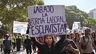 Varios manifestantes protestan contra la reforma laboral ya aprobada en Buenos Aires, Argentina, el jueves 19 de febrero de 2026