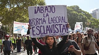Varios manifestantes protestan contra la reforma laboral ya aprobada en Buenos Aires, Argentina, el jueves 19 de febrero de 2026
