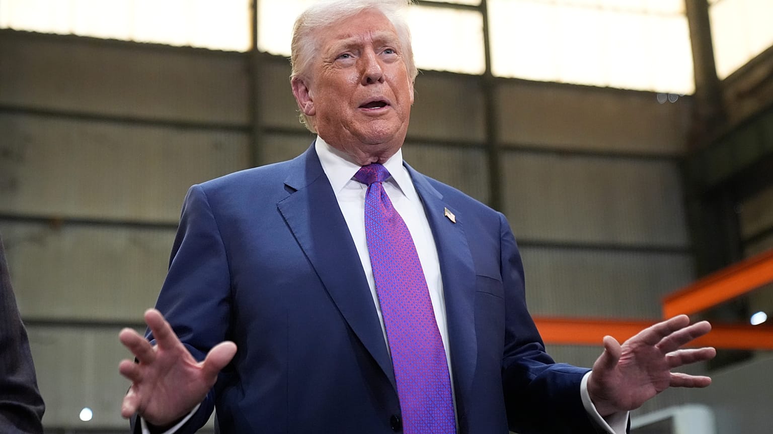 الرئيس دونالد ترامب يزور شركة Coosa Steel في روما، جورجيا، يوم الخميس 19 فبراير 2026. (صورة أسوشيتد برس/مارك شيفيلباين)