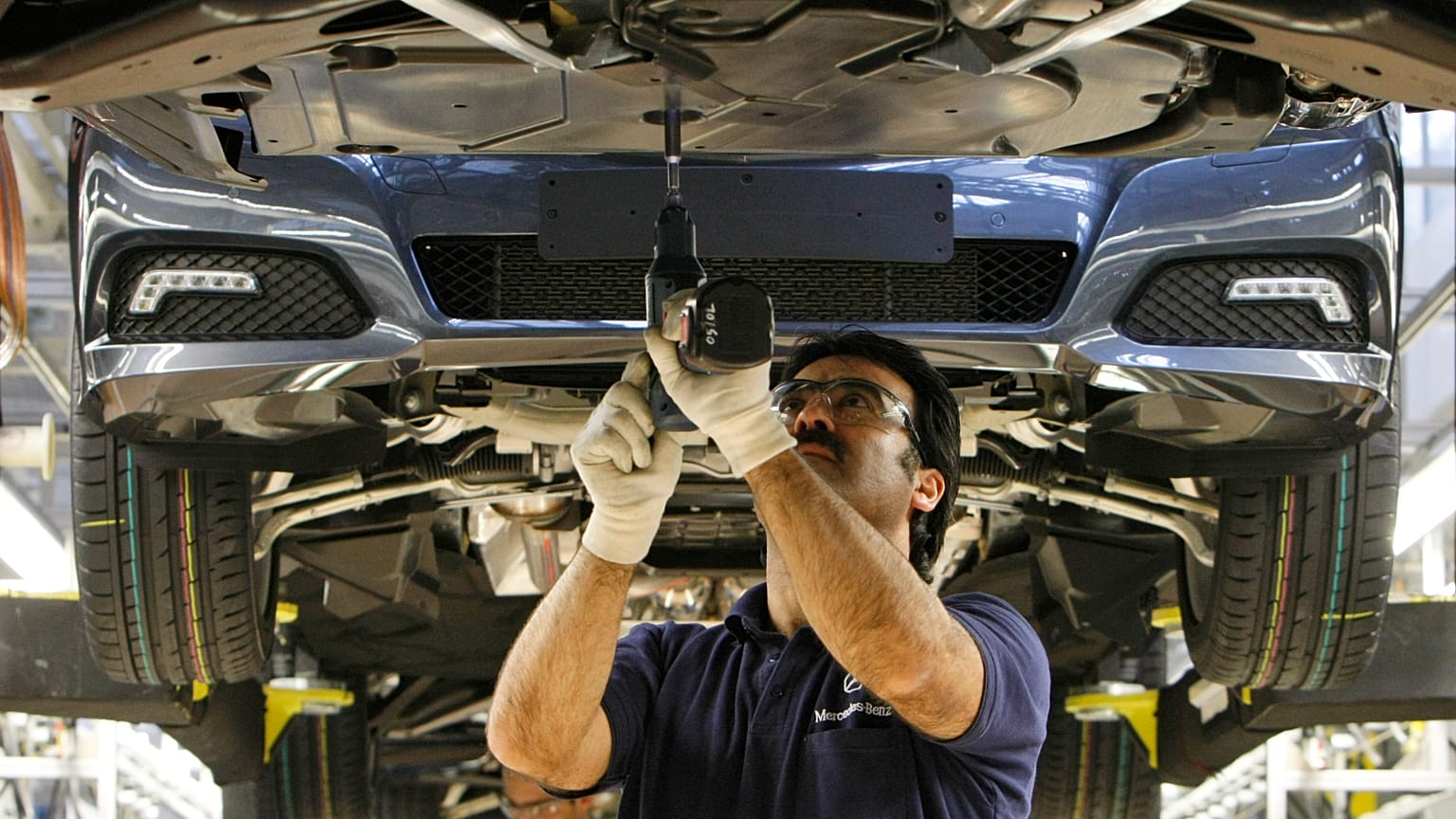 In Sindelfingen montiert ein Mitarbeiter von Daimler einen Mercedes-Benz der E-Klasse im dortigen Werk in Deutschland.