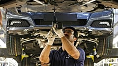 In Sindelfingen montiert ein Mitarbeiter von Daimler einen Mercedes-Benz der E-Klasse im dortigen Werk in Deutschland.