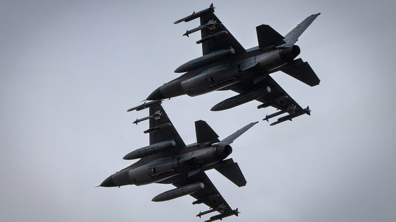 تحلّق مقاتلات F-16  في موقع غير معلن في أوكرانيا، يوم الأحد 4 أغسطس 2024.