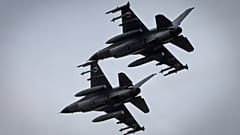 تحلّق مقاتلات F-16  في موقع غير معلن في أوكرانيا، يوم الأحد 4 أغسطس 2024.