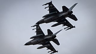 تحلّق مقاتلات F-16  في موقع غير معلن في أوكرانيا، يوم الأحد 4 أغسطس 2024.