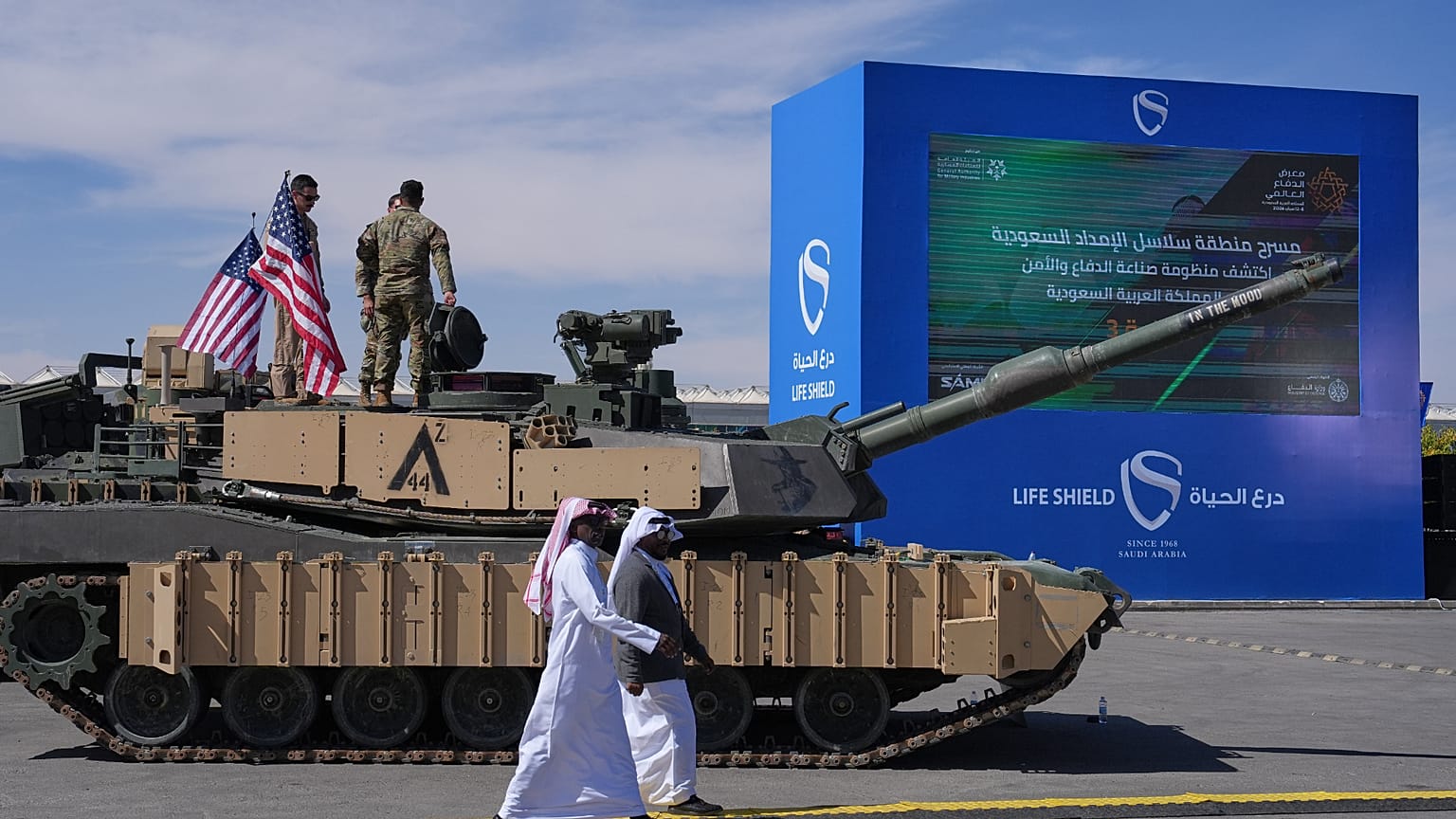 صورة تعبيرية لجنود أمريكيون يقفون فوق دبابة عسكرية معروضة في معرض الدفاع العالمي في الرياض، المملكة العربية السعودية