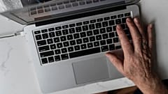 DATEI - Eine Person arbeitet an einem Laptop in Hudson, USA, am 16. November 2022.