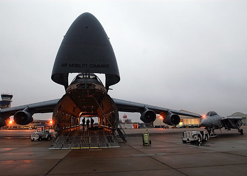 یکی از ویژگی‌های منحصر‌به‌فرد سی-۵ گلکسی، قابلیت باز شدن همزمان درب‌های دماغه و انتهای هواپیماست 