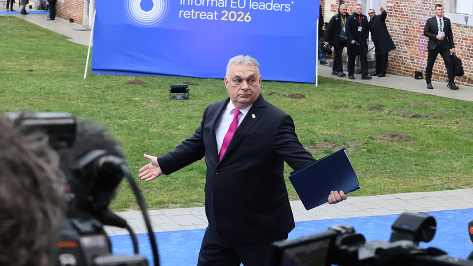 Le Premier ministre hongrois Viktor Orban, au centre, arrive au sommet européen au château d'Alden Biesen à Bilzen-Hoeselt, en Belgique, le jeudi 12 février 2026.