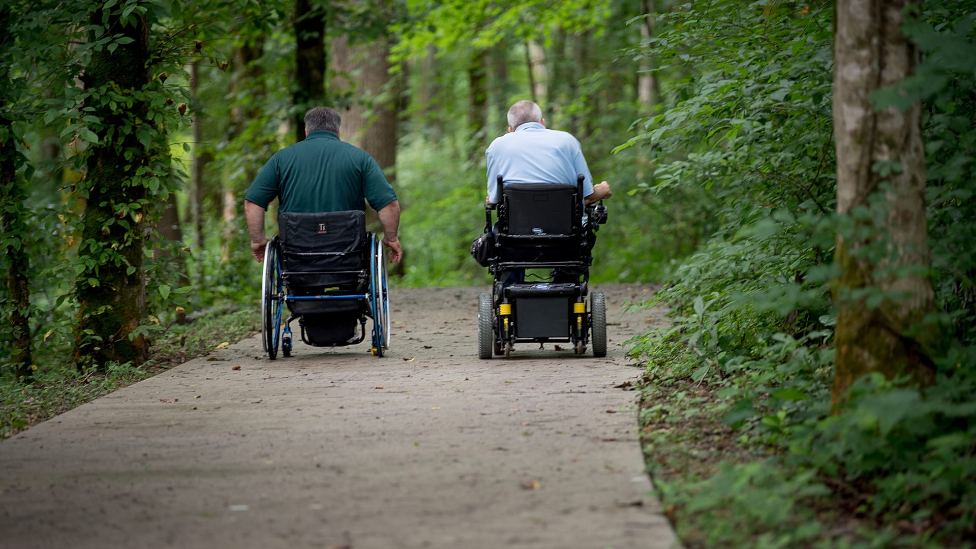 ARCHIVO: David Allgood y Tom Stokes utilizan un sendero adaptado para personas con discapacidad en el Parque Nacional de Mammoth Cave, en Cave City.
