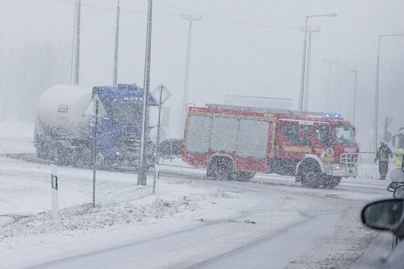  Elakadt Kamiont vontat egy tűzoltóautó a 76-os főúton Hévíz közelében 2026. február 20-án.