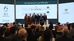 Saudische und syrische Beamte nach der Unterzeichnung einer bilateralen Vereinbarung in Damaskus, Syrien, über Entsalzungs- und Wassertransferprojekte