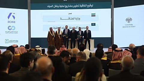 مسؤولون يقفون بعد توقيع اتفاقية لتطوير مشاريع تحلية ونقل المياه بين وزارة الطاقة السورية والمجموعة الوطنية لنقل المياه السعودية في قصر الشعب بدمشق، سوريا