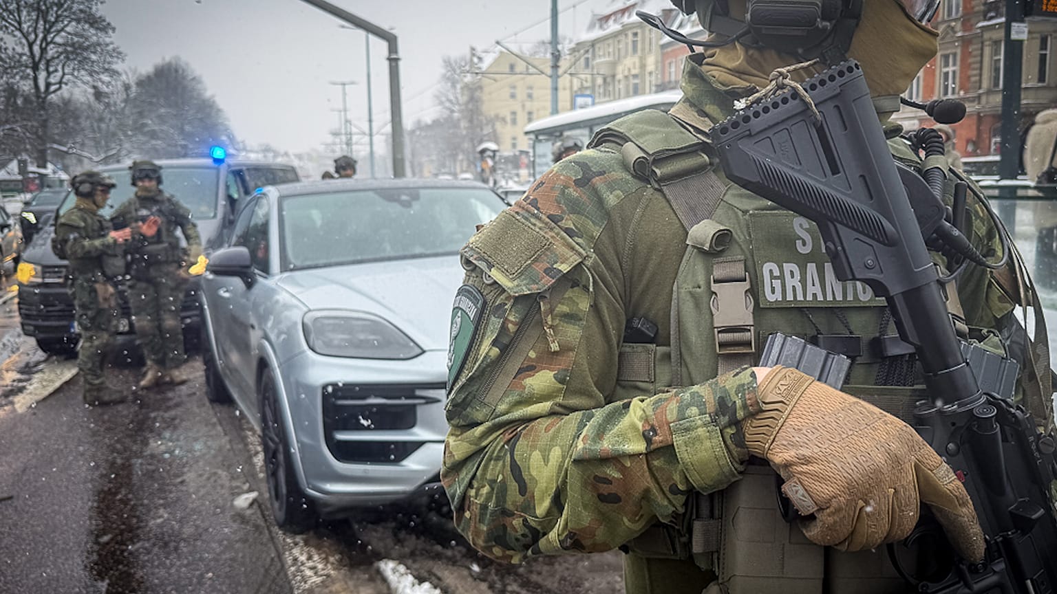 Ośmiu podejrzanych zatrzymanych w sprawie handlu ludźmi