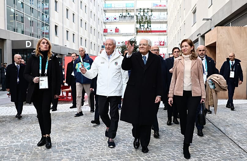 Le président italien Sergio Mattarella et la première dame d'Italie, Laura Mattarella, visitent le village olympique des Jeux olympiques d'hiver de 2026.