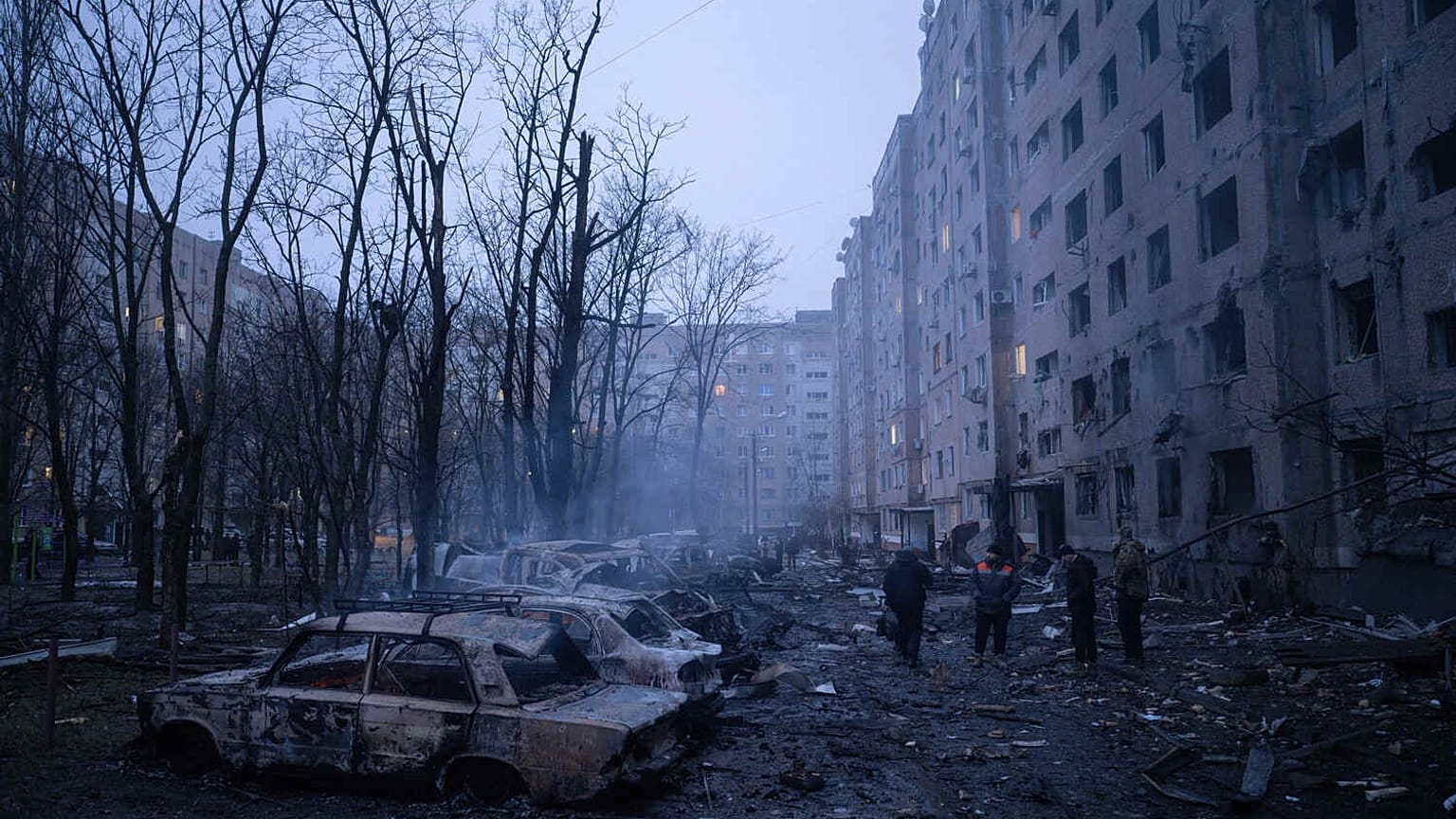 سيارات متضررة في ساحة حي سكني عقب الغارة الجوية الروسية في كراماتورسك بمنطقة دونيتسك في أوكرانيا، يوم الأحد 8 فبراير 2026.