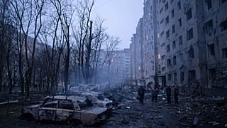 سيارات متضررة في ساحة حي سكني عقب الغارة الجوية الروسية في كراماتورسك بمنطقة دونيتسك في أوكرانيا، يوم الأحد 8 فبراير 2026.