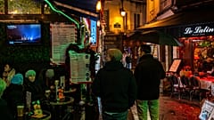 ILLUSTRATIONSFOTO - Seit der Tragödie in der Schweiz führt der Staat vermehrt Kontrollen in Bars und Festlokalen durch, insbesondere in den Untergeschossen.