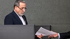 وزير الخارجية الإيراني عباس عراقجي يغادر مقر الأمم المتحدة في جنيف، سويسرا، خلال مؤتمر نزع السلاح، يوم الثلاثاء 17 فبراير/شباط 2026.