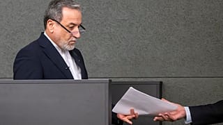 وزير الخارجية الإيراني عباس عراقجي يغادر مقر الأمم المتحدة في جنيف، سويسرا، خلال مؤتمر نزع السلاح، يوم الثلاثاء 17 فبراير/شباط 2026.