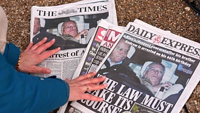 Portadas de periódicos en Londres, viernes 20 de febrero de 2026 después de que Andrew Mountbatten-Windsor fuera detenido por la policía británica bajo sospecha de mala conducta en un cargo público.