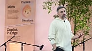 Ο Mustafa Suleiman, Διευθύνων Σύμβουλος του τμήματος Τεχνητής Νοημοσύνης της Microsoft, παρουσιάζει τον Miku κατά τη διάρκεια της εκδήλωσης "Co-Pilot Sessions" του Φθινοπώρου 2025 της Microsoft την Τετάρτη 22 Οκτωβρίου