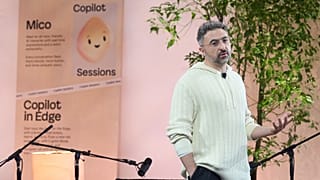 مصطفى سليمان، الرئيس التنفيذي لقسم الذكاء الاصطناعي في مايكروسوفت، يُقدّم ميكو، خلال فعالية "جلسات تجريبية مشتركة" التي نظمتها مايكروسوفت لخريف 2025، يوم الأربعاء 22 أكتوبر/تش