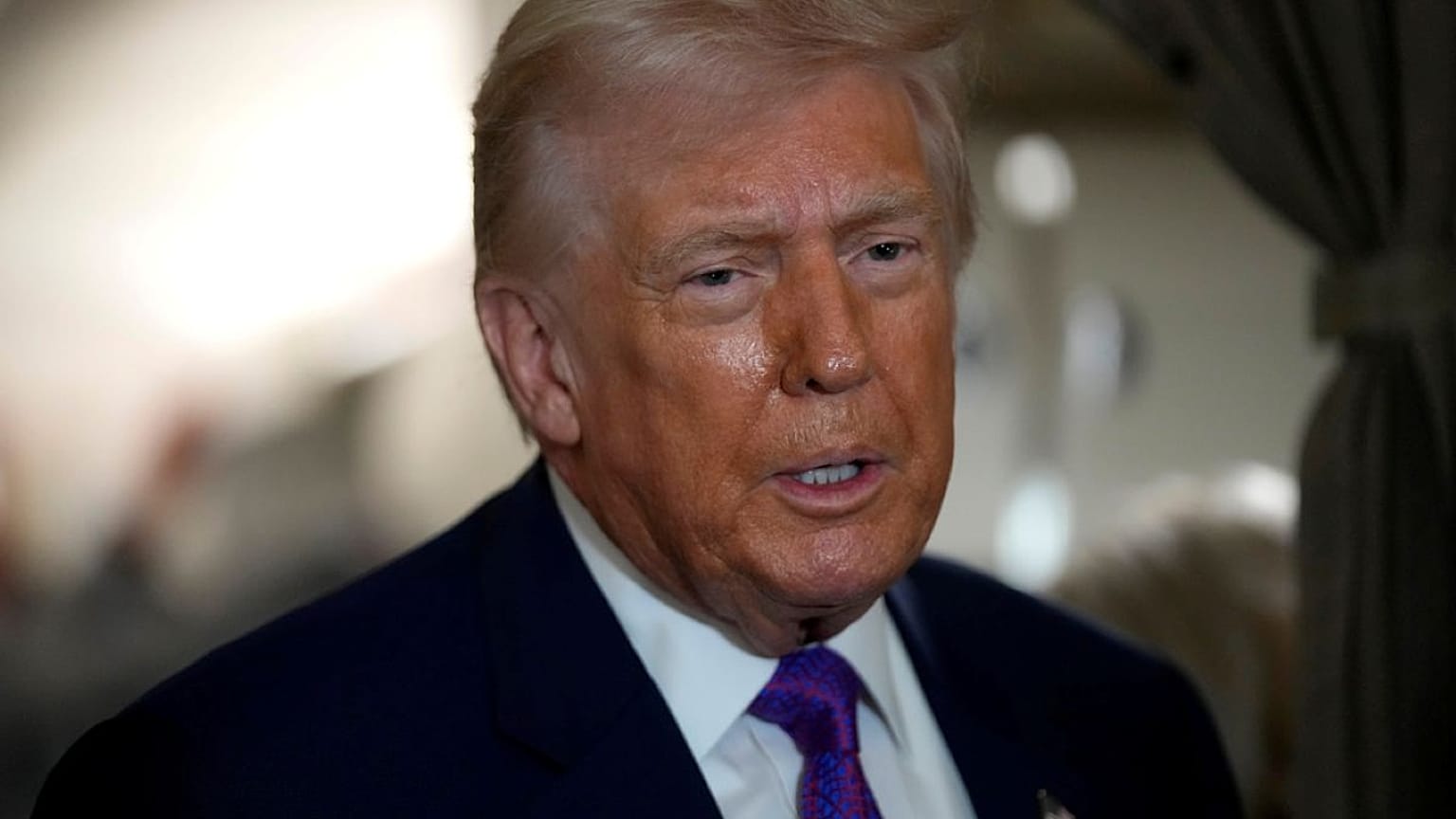  الرئيس دونالد ترامب يتحدث إلى الصحفيين على متن طائرة الرئاسة "إير فورس ون" قبيل الإقلاع، يوم الخميس 19 فبراير 2026