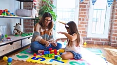 Wenn Mutter und Kind in einer zweiten Sprache sprechen und spielen, verändert das ihre neuronale Synchronität nicht.