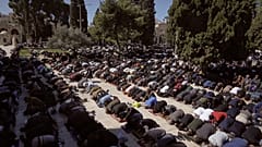 Muslimische Gläubige beten am ersten Freitag des heiligen Monats Ramadan in der Al-Aqsa-Moschee.