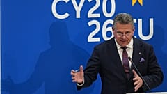 AB Komisyonu'nun Ticaret ve Ekonomik Güvenlikten sorumlu Üyesi Maros Sefcovic, 20 Şubat 2026 tarihinde düzenlenen Gayrı Resmi Ticaret Bakanları Toplantısının ardından düzenlenen basın toplantısında konuştu.