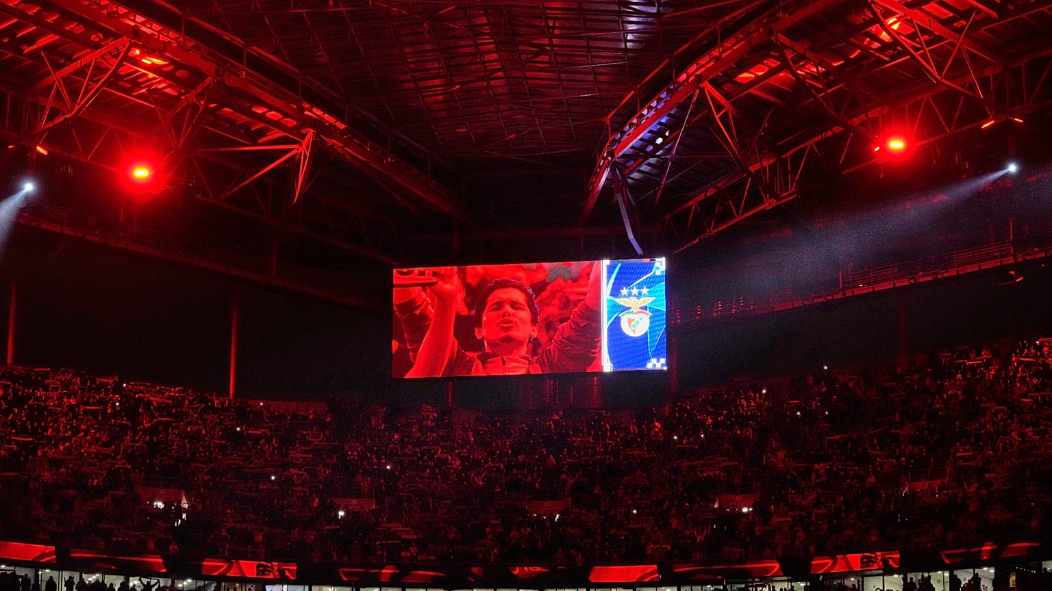 Benfica abre inquérito ao comportamento de dois adeptos