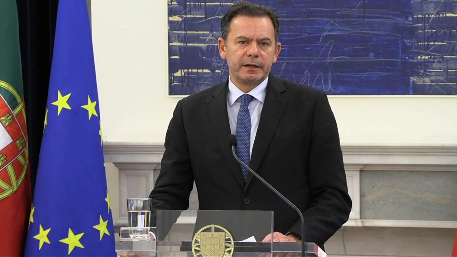 O primeiro-ministro Luís Montenegro numa declaração após o Conselho de Ministros desta sexta-feira